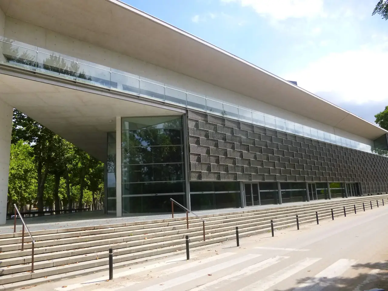 Façana de l'Auditori Palau de Congressos de Girona, envoltada pels arbres de la Devesa