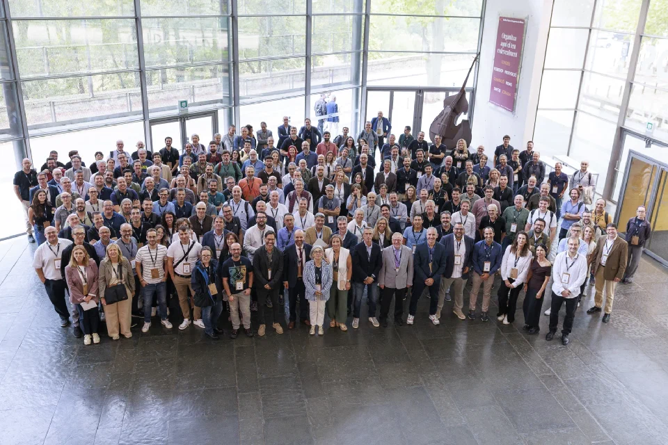 Participants de la COMTIC 2026 reunits per a la foto de grup al vestíbul de l’Auditori de Girona