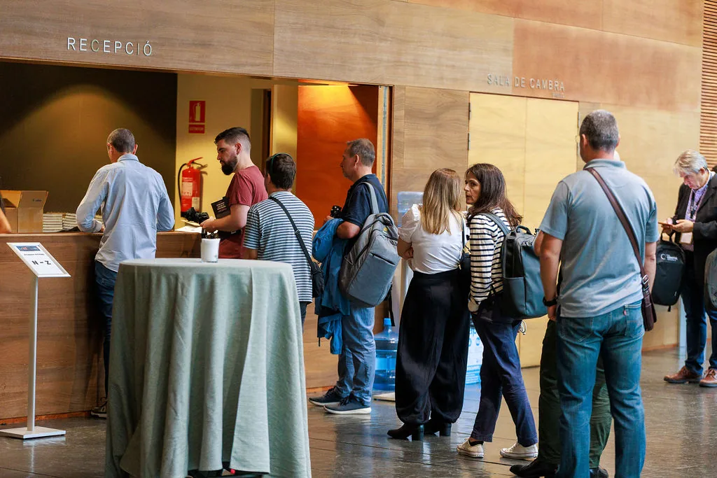 Assistents reunits a l’espai d’acollida de la COMTIC 2026