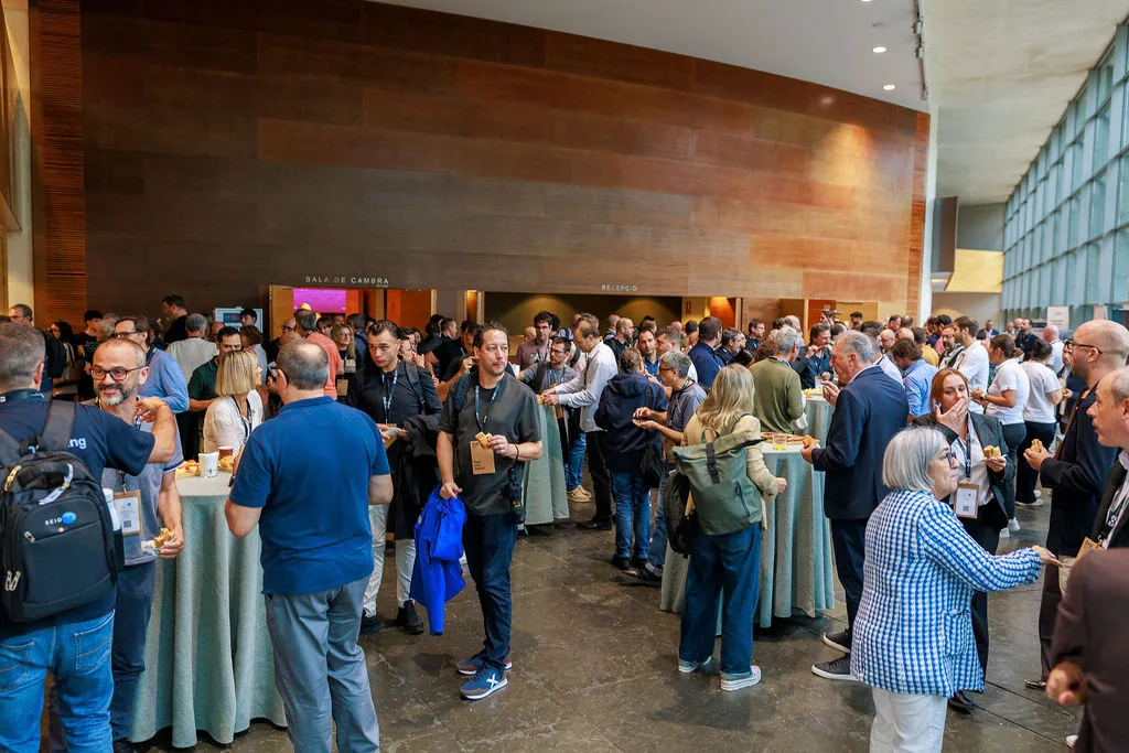 Participants conversant durant una pausa al vestíbul de l’Auditori de Girona