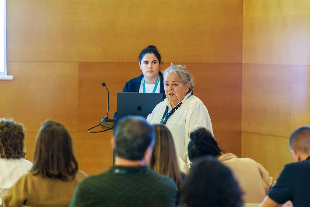 Dues ponents expliquen una experiència davant dels assistents d’una sessió pràctica
