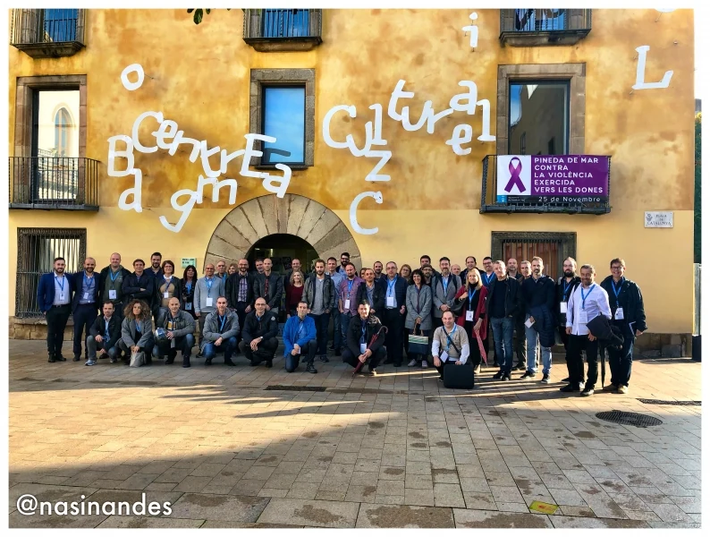 Fotografia de grup de la COMTIC 2018 davant de Can Comas, a Pineda de Mar