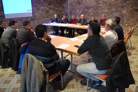 Participants escoltant una intervenció durant una trobada inicial de la comunitat