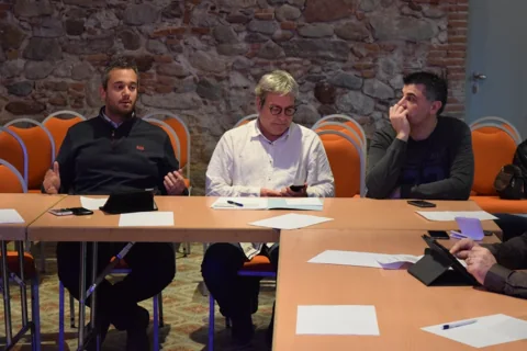 Professionals compartint experiències en una taula de treball dels inicis de la comunitat