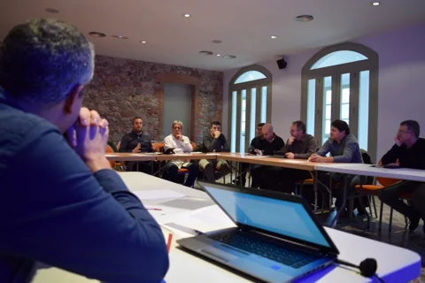 Sessió de treball amb ordinadors i participants en una de les trobades inicials